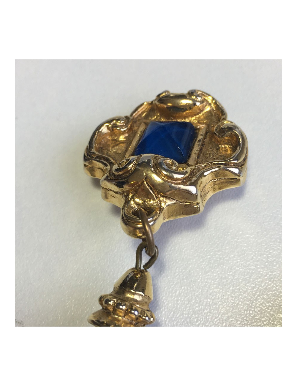 Boucles d'oreille clips pendantes NON SIGNEES en métal doré et perle nacrée