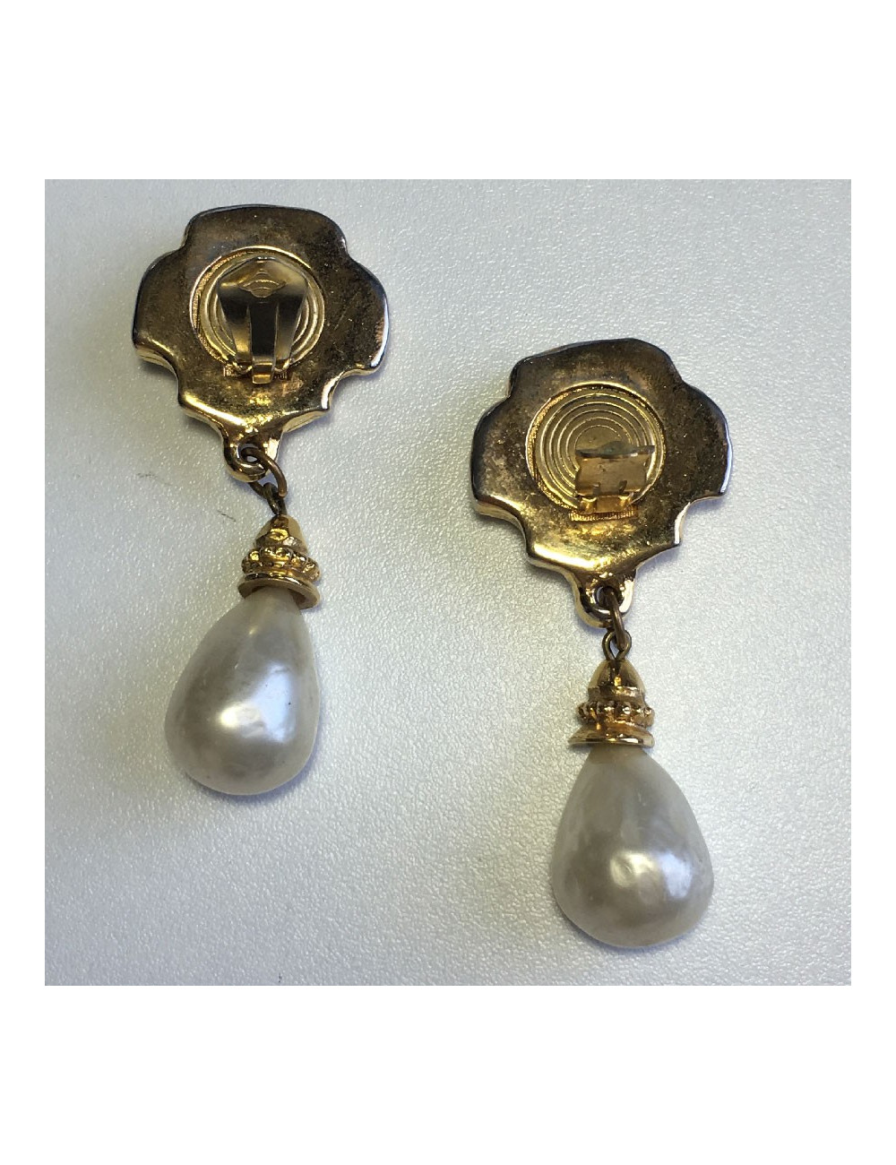 Boucles d'oreille clips pendantes NON SIGNEES en métal doré et perle nacrée