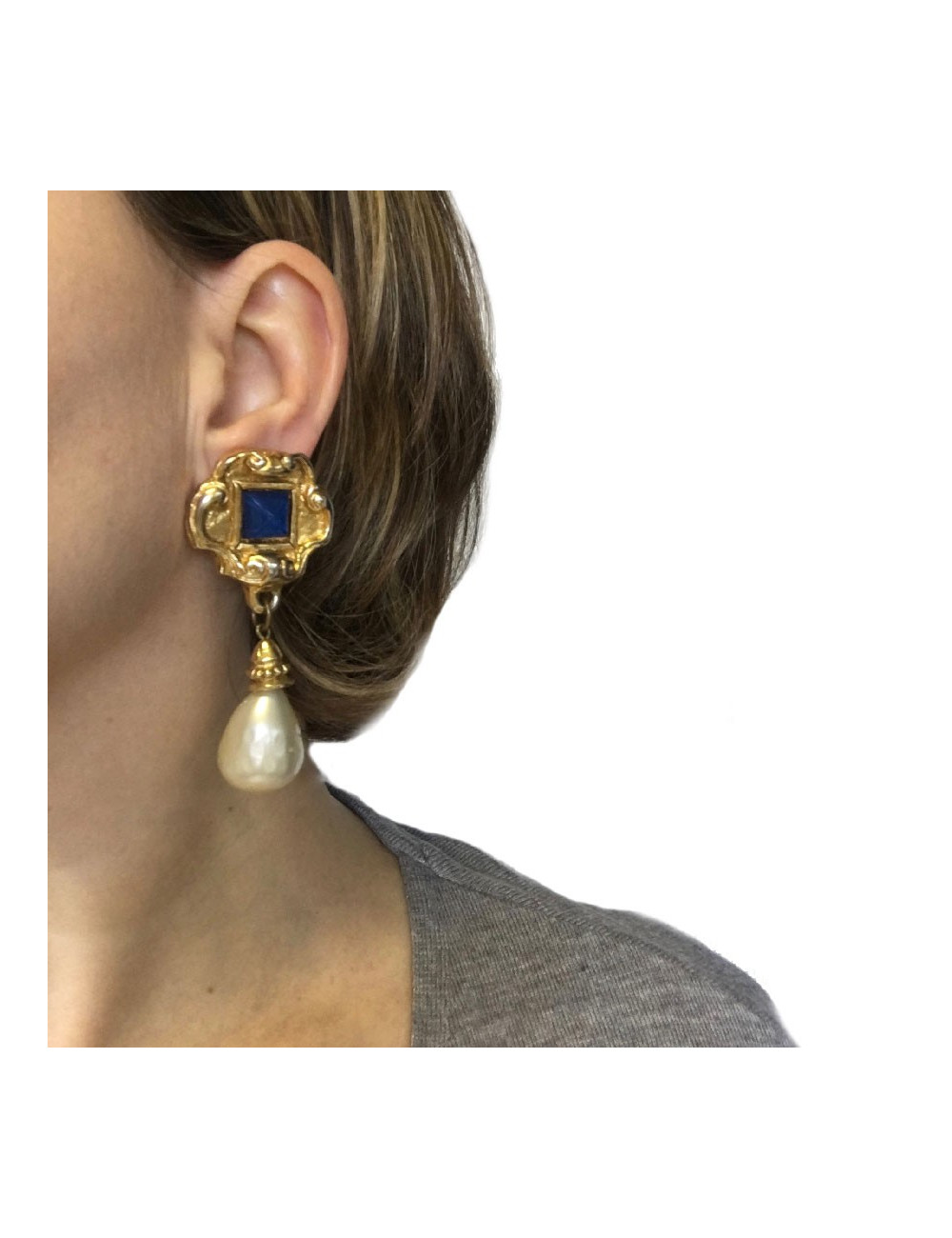 Boucles d'oreille clips pendantes NON SIGNEES en métal doré et perle nacrée