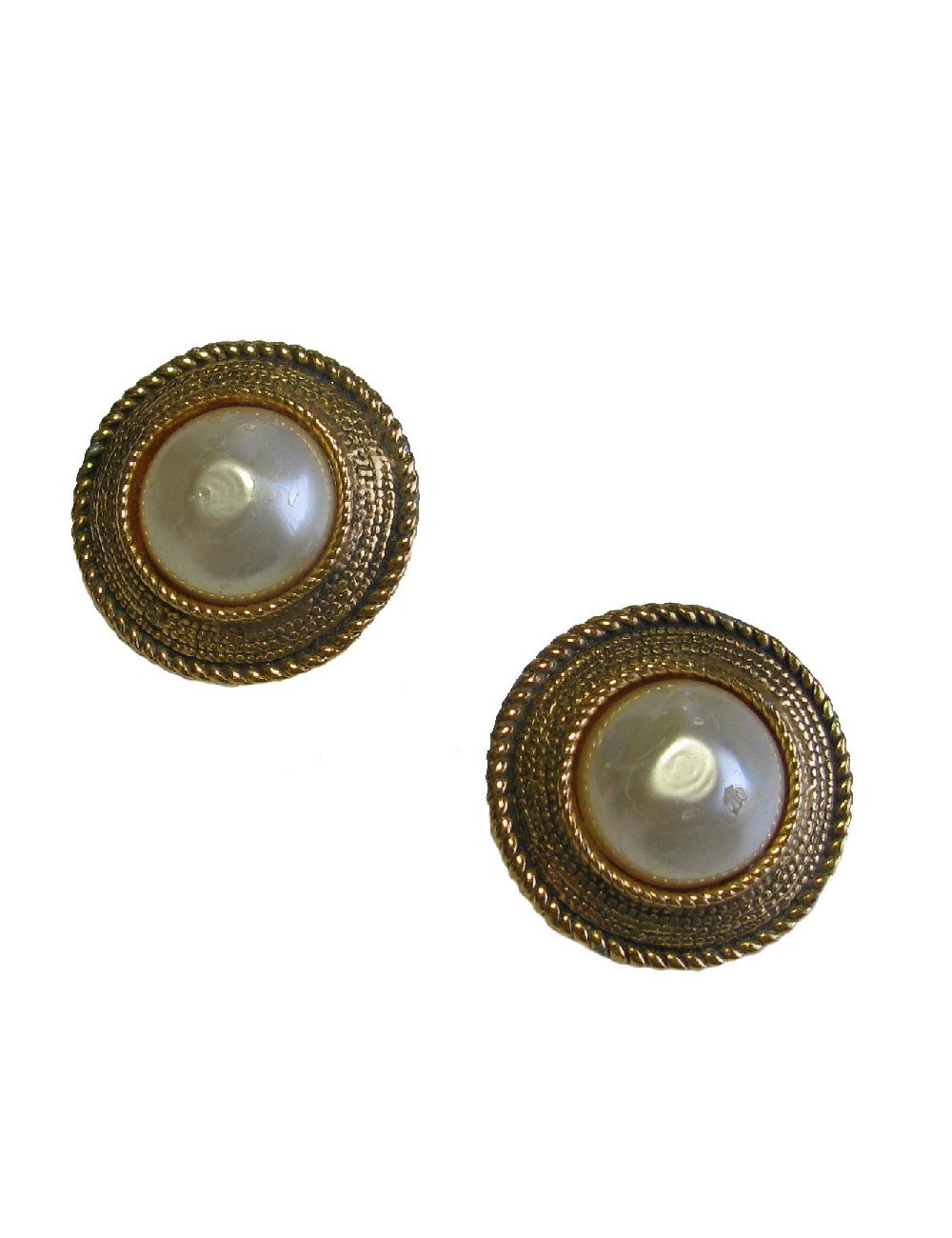 Boucles d'oreille clips CHANEL Couture en métal doré et perle nacrée