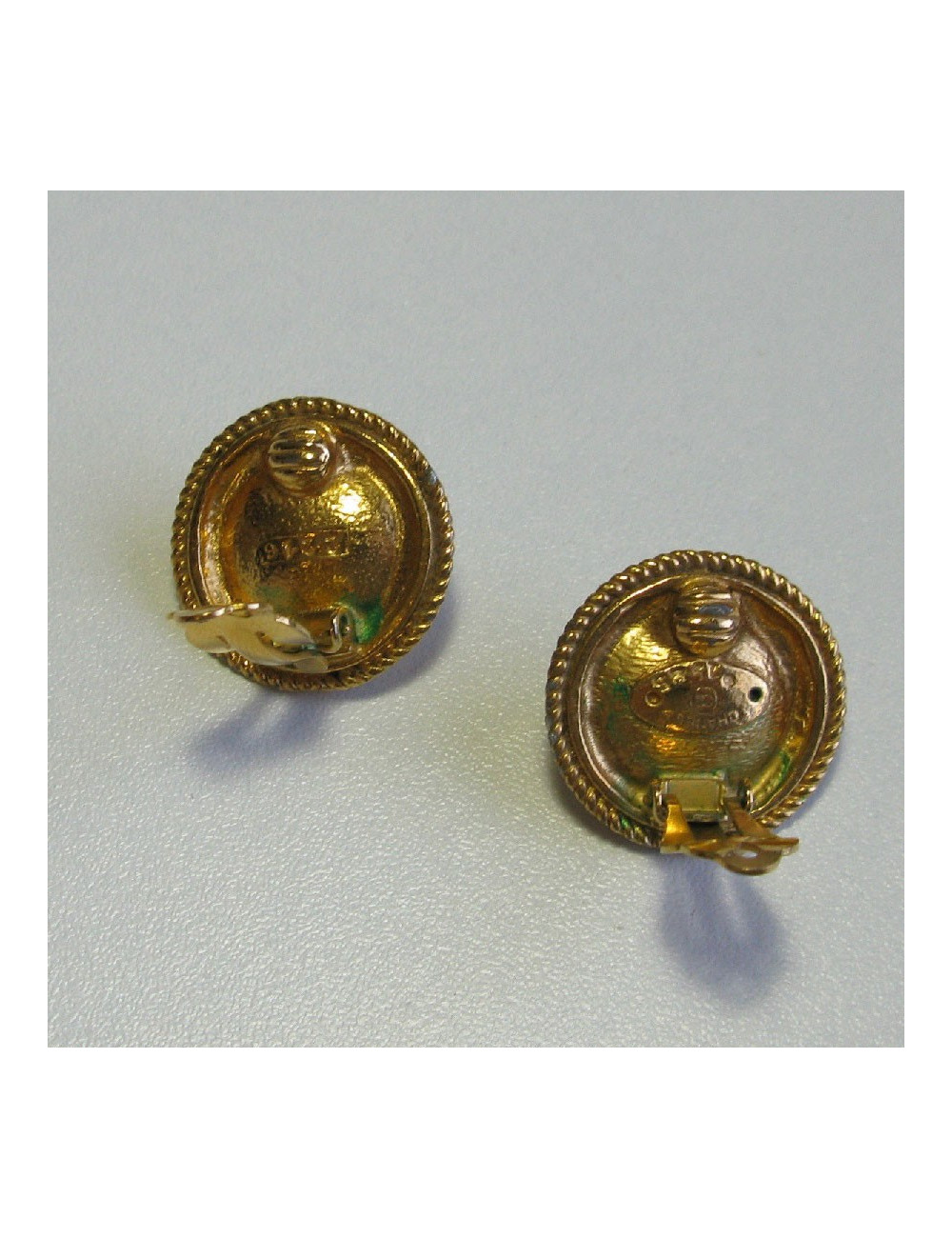 Boucles d'oreille clips CHANEL Couture en métal doré et perle nacrée