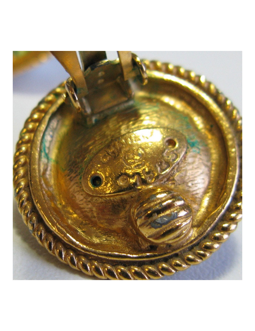 Boucles d'oreille clips CHANEL Couture en métal doré et perle nacrée