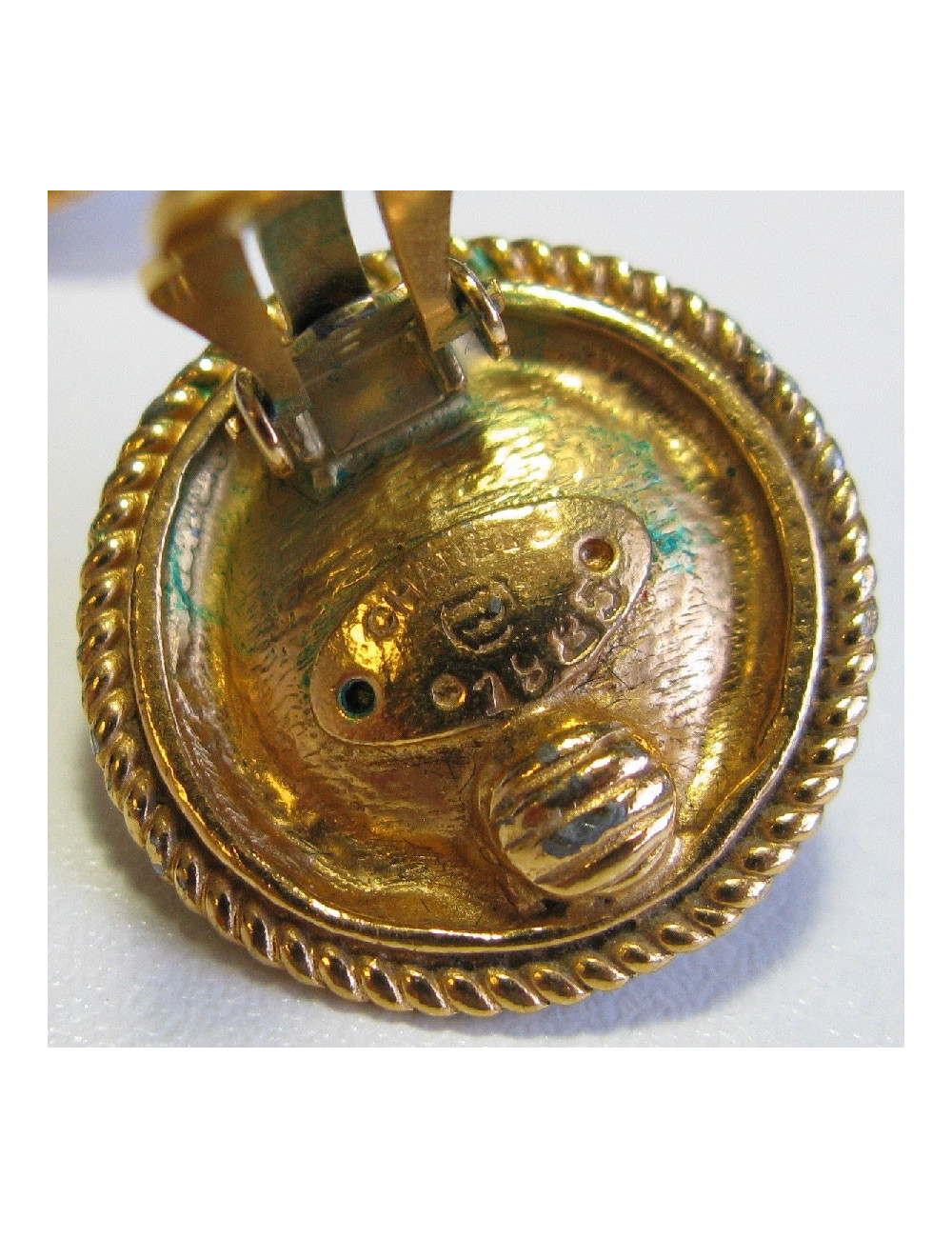 Boucles d'oreille clips CHANEL Couture en métal doré et perle nacrée