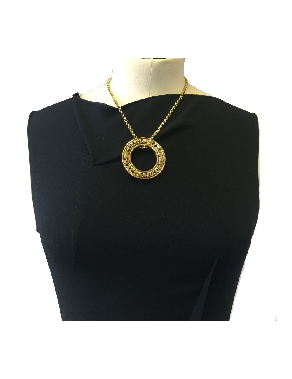 Collier CHANEL vintage chaîne en or et pendentif en métal doré   