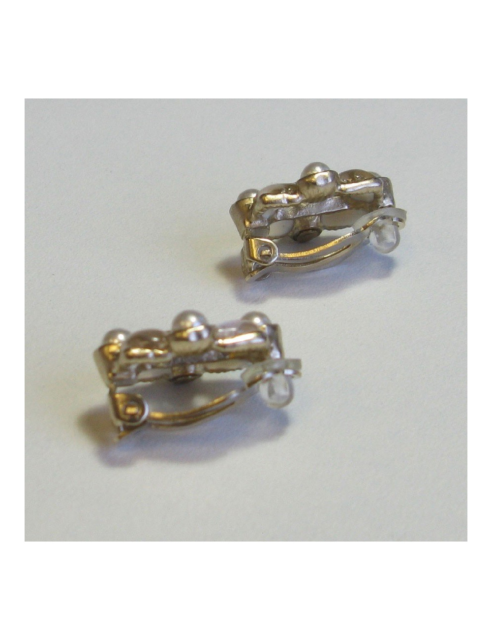 Boucles d'oreille clips CHANEL en résine ivoire, perle nacrée et métal doré