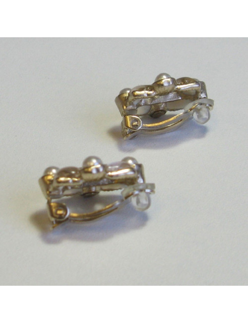 Boucles d'oreille clips CHANEL en résine ivoire, perle nacrée et métal doré