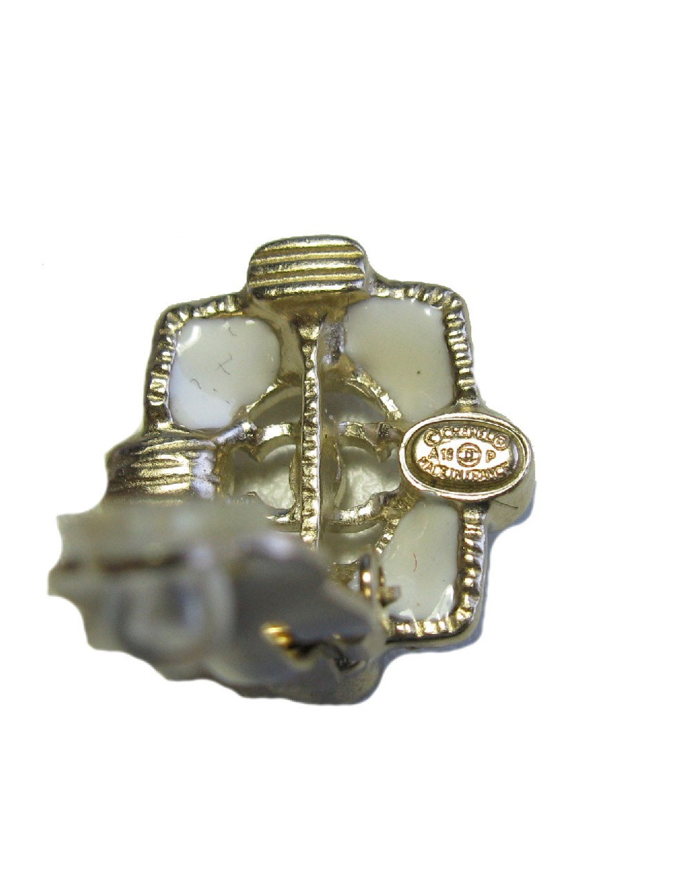 Boucles d'oreille clips CHANEL en résine ivoire, perle nacrée et métal doré