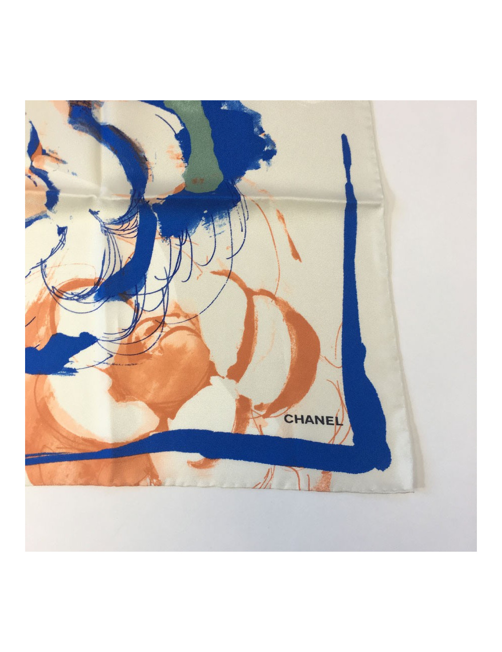 Carré CHANEL camélia en soie multicolore