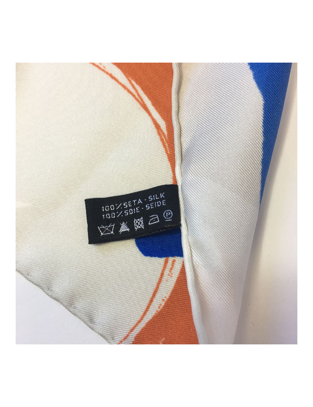 Carré CHANEL camélia en soie multicolore