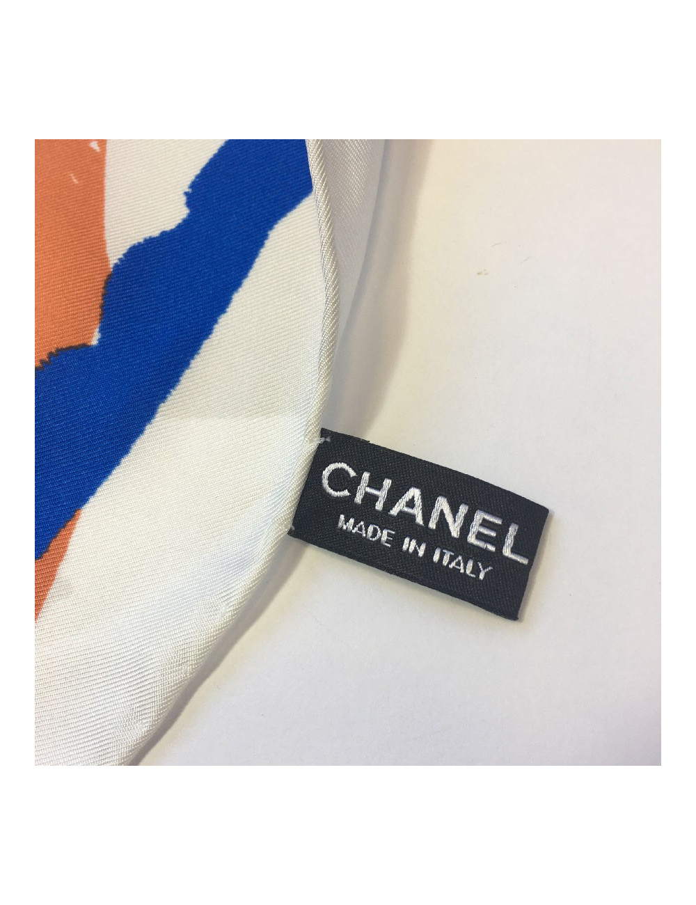 Carré CHANEL camélia en soie multicolore