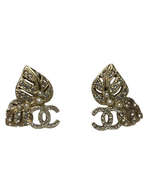 Boucles d'oreille clous CHANEL en métal doré serties de strass et petites perles nacrées