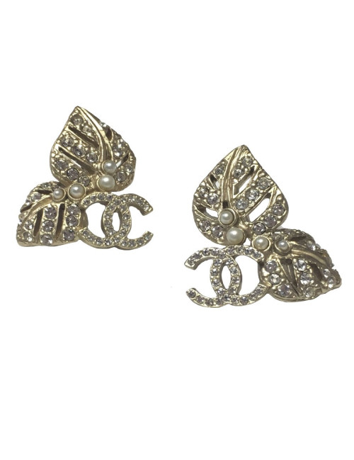 Boucles d'oreille clous CHANEL en métal doré serties de strass et petites perles nacrées