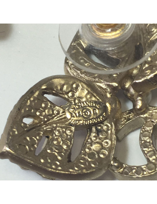 Boucles d'oreille clous CHANEL en métal doré serties de strass et petites perles nacrées