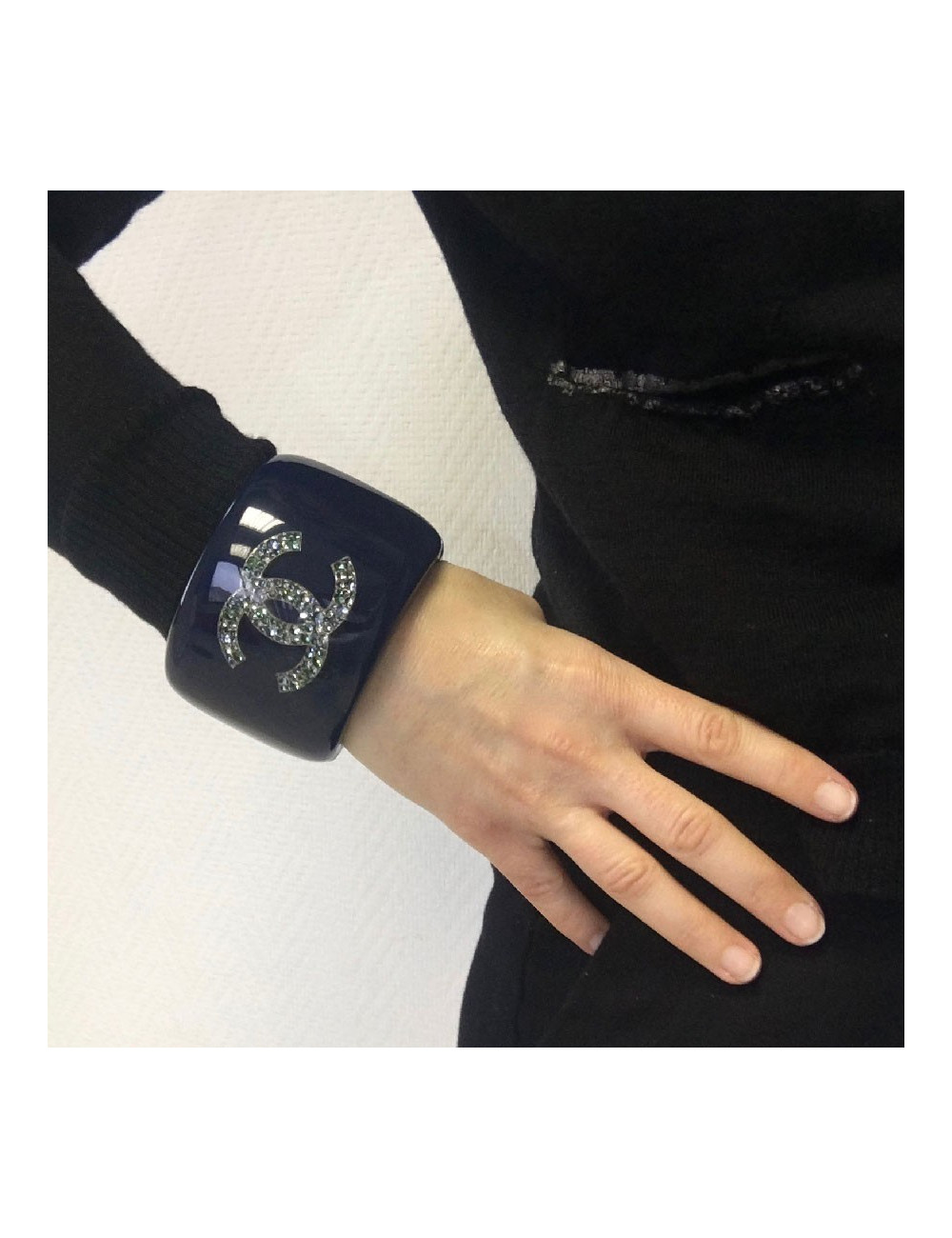 CHANEL cuff bracelet in blue lacquered resin and inclusion of rhinestones