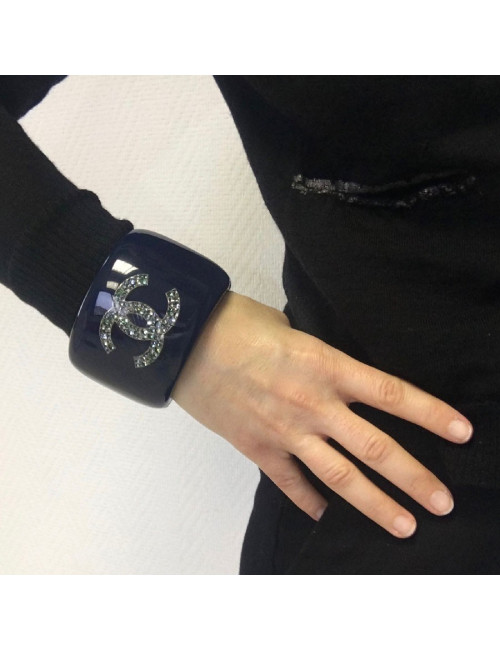 PRIX xxx Manchette CHANEL en résine bleu laqué, CC et étoile avec inclusions de strass 
