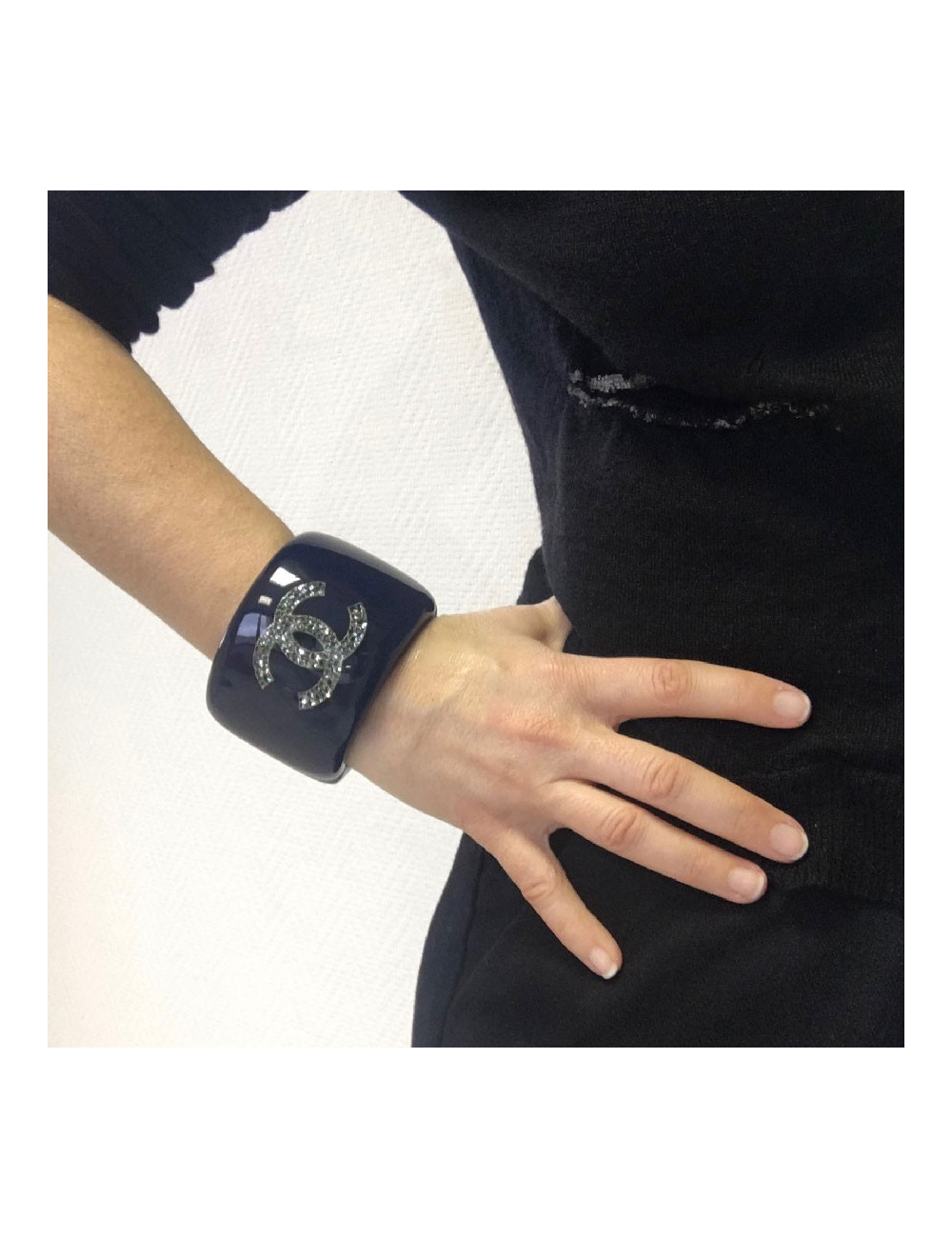CHANEL cuff bracelet in blue lacquered resin and inclusion of rhinestones