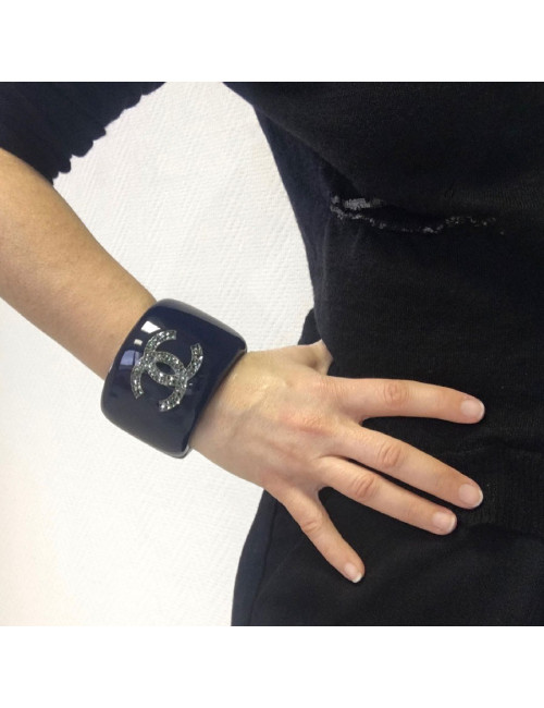 PRIX xxx Manchette CHANEL en résine bleu laqué, CC et étoile avec inclusions de strass 