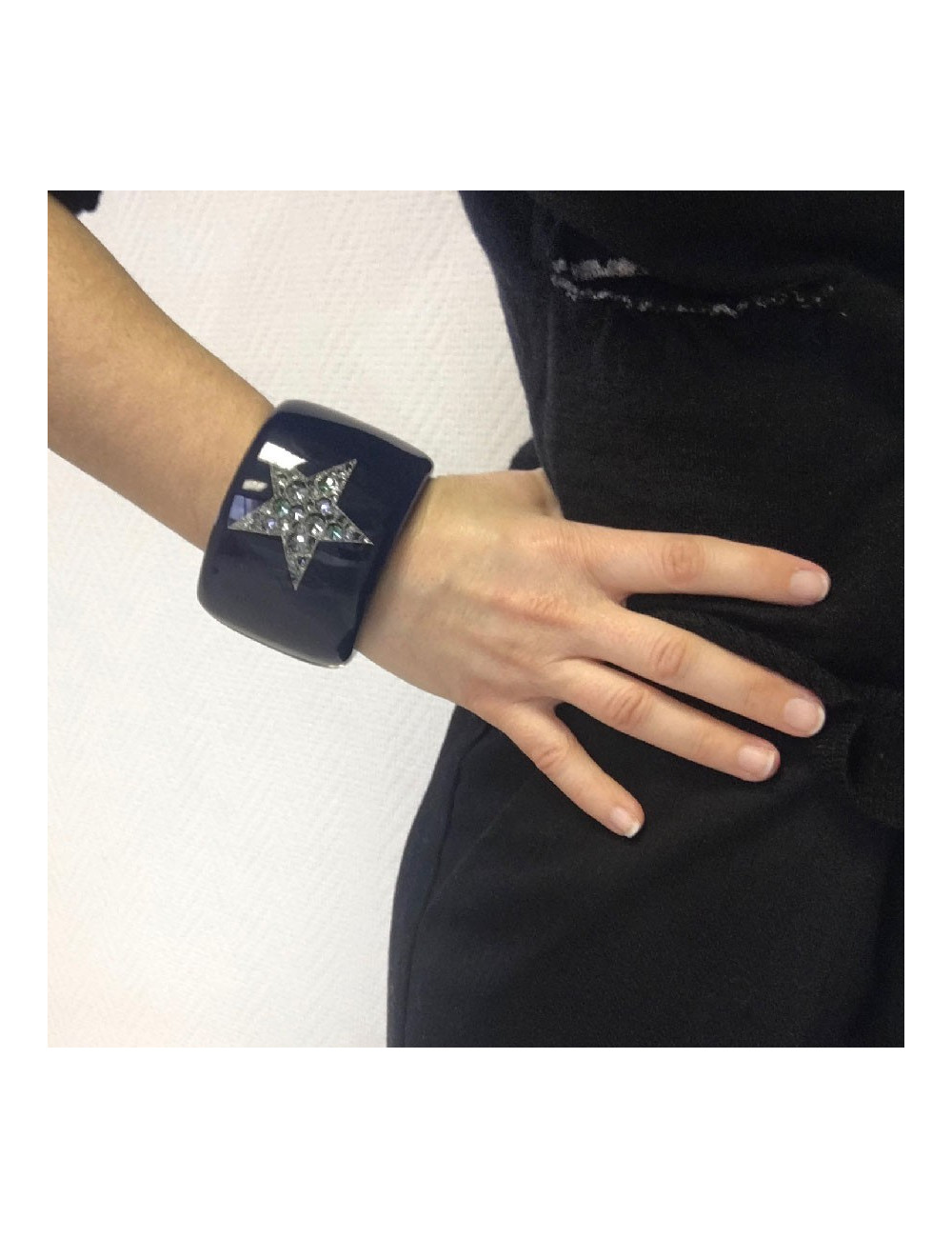 CHANEL cuff bracelet in blue lacquered resin and inclusion of rhinestones