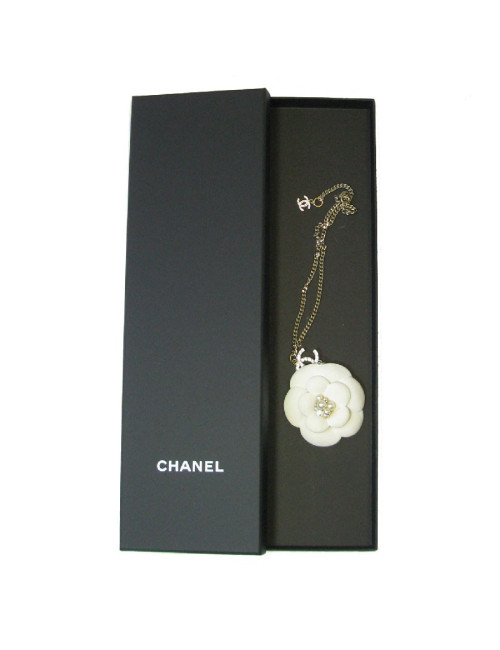 Collier CHANEL en métal doré, camélia beige, strass et perles