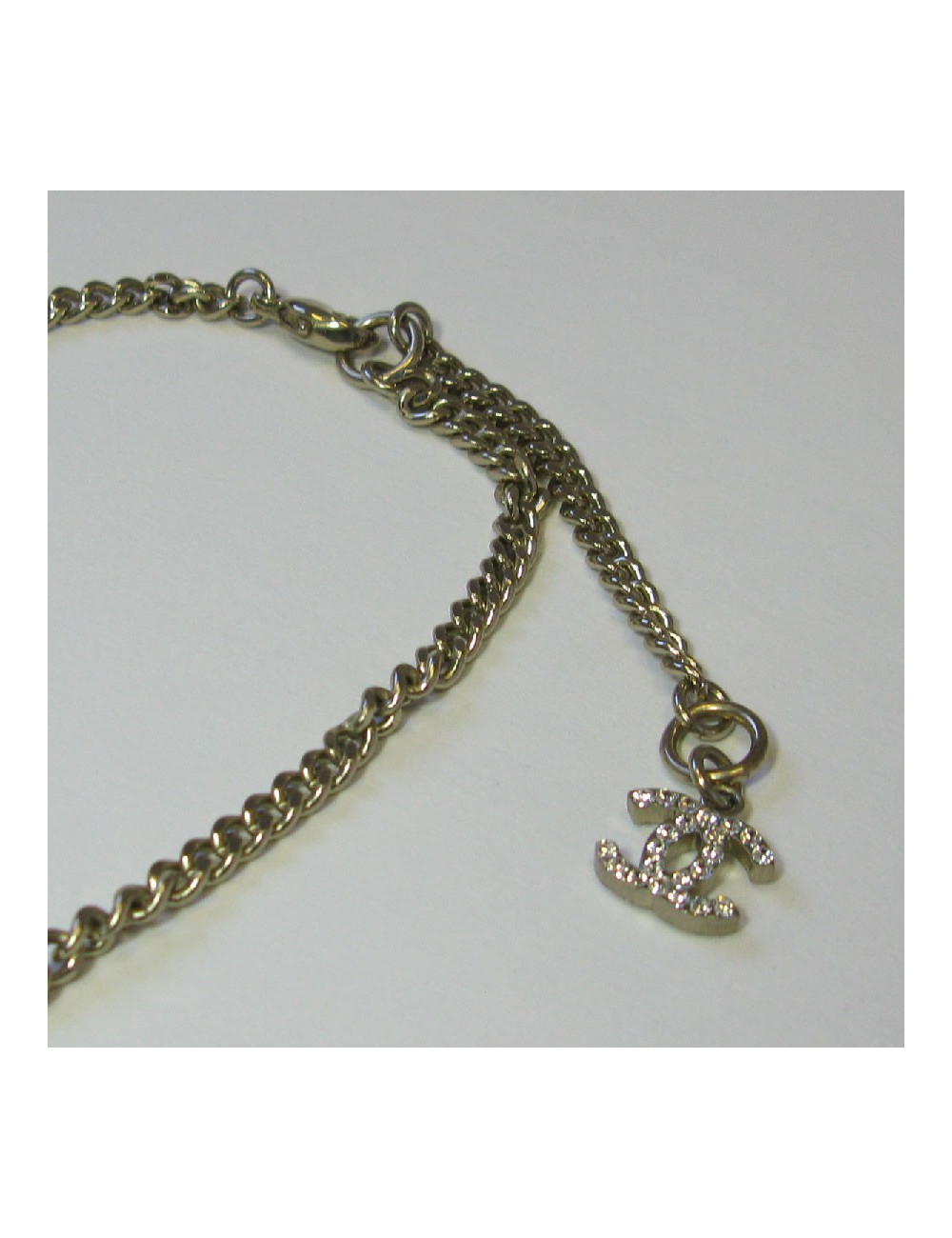 Collier CHANEL en métal doré, camélia beige, strass et perles