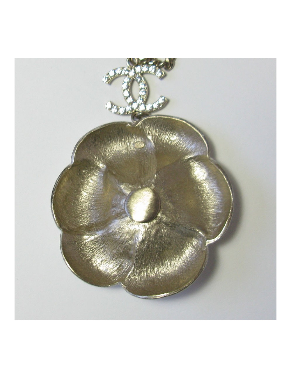 CHANEL necklace in gilded chain and white camellia pendant