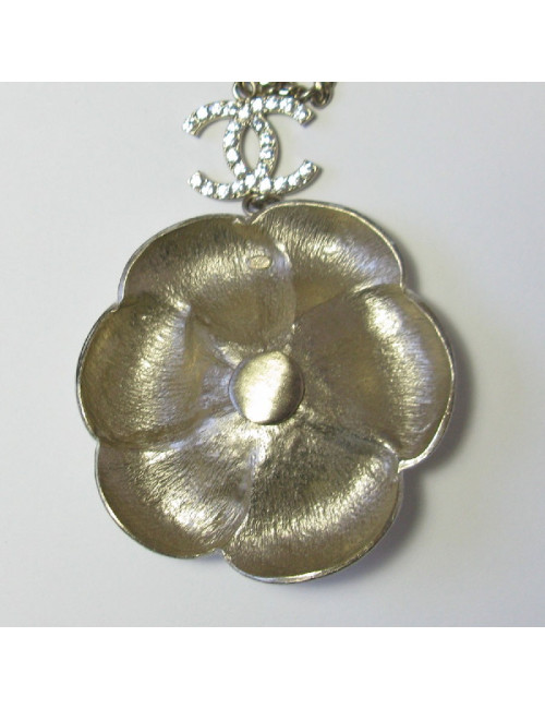 Collier CHANEL en métal doré, camélia beige, strass et perles