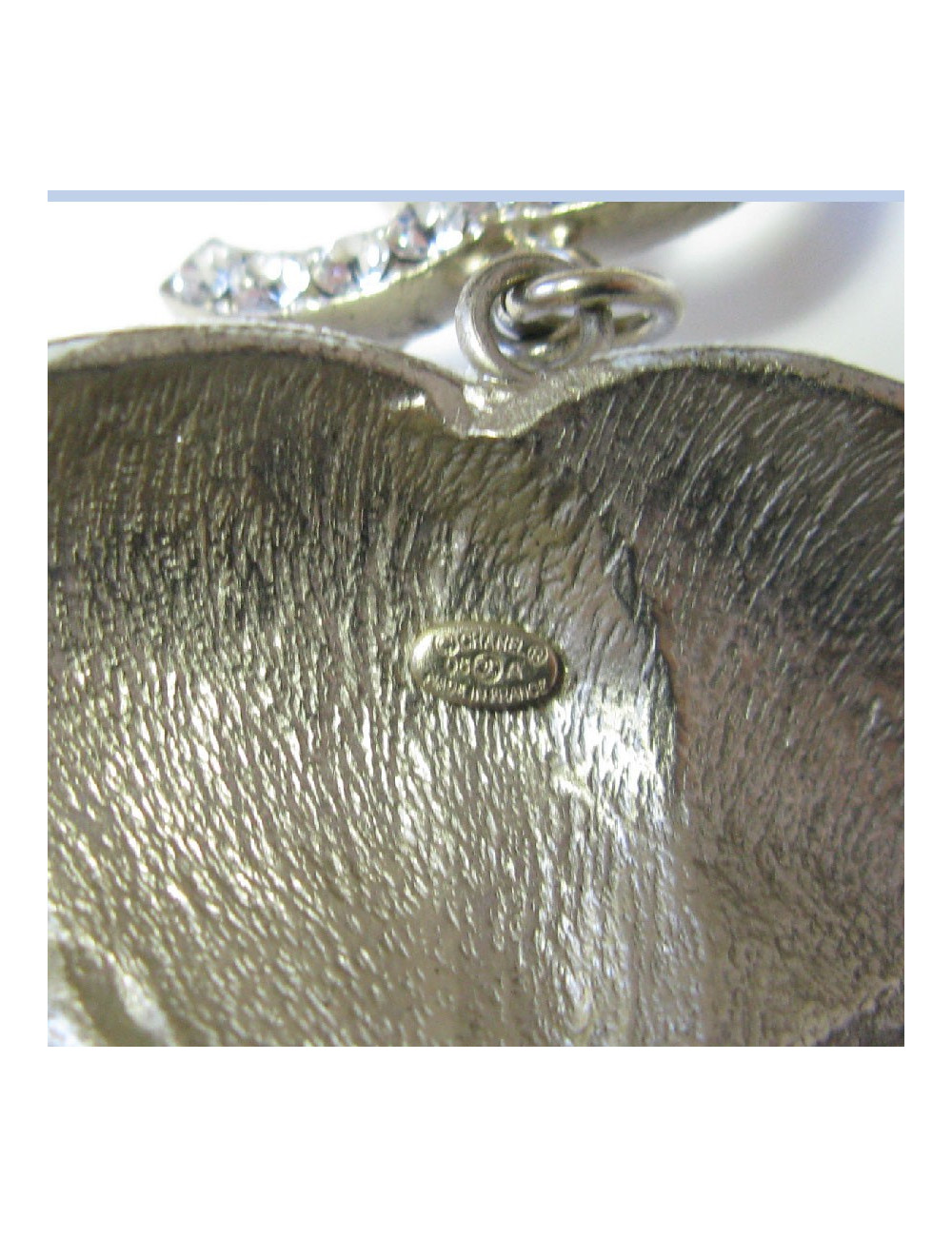 Collier CHANEL en métal doré, camélia beige, strass et perles