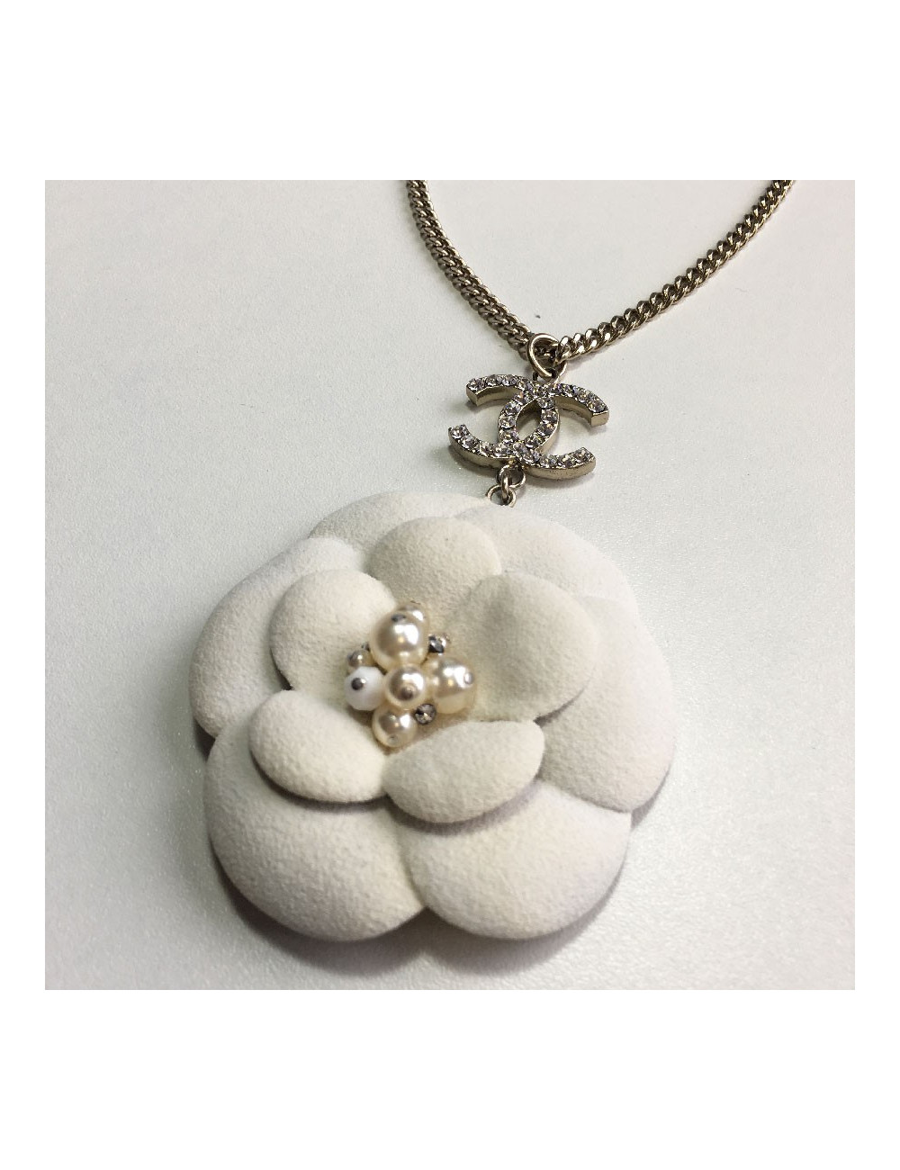 CHANEL necklace in gilded chain and white camellia pendant