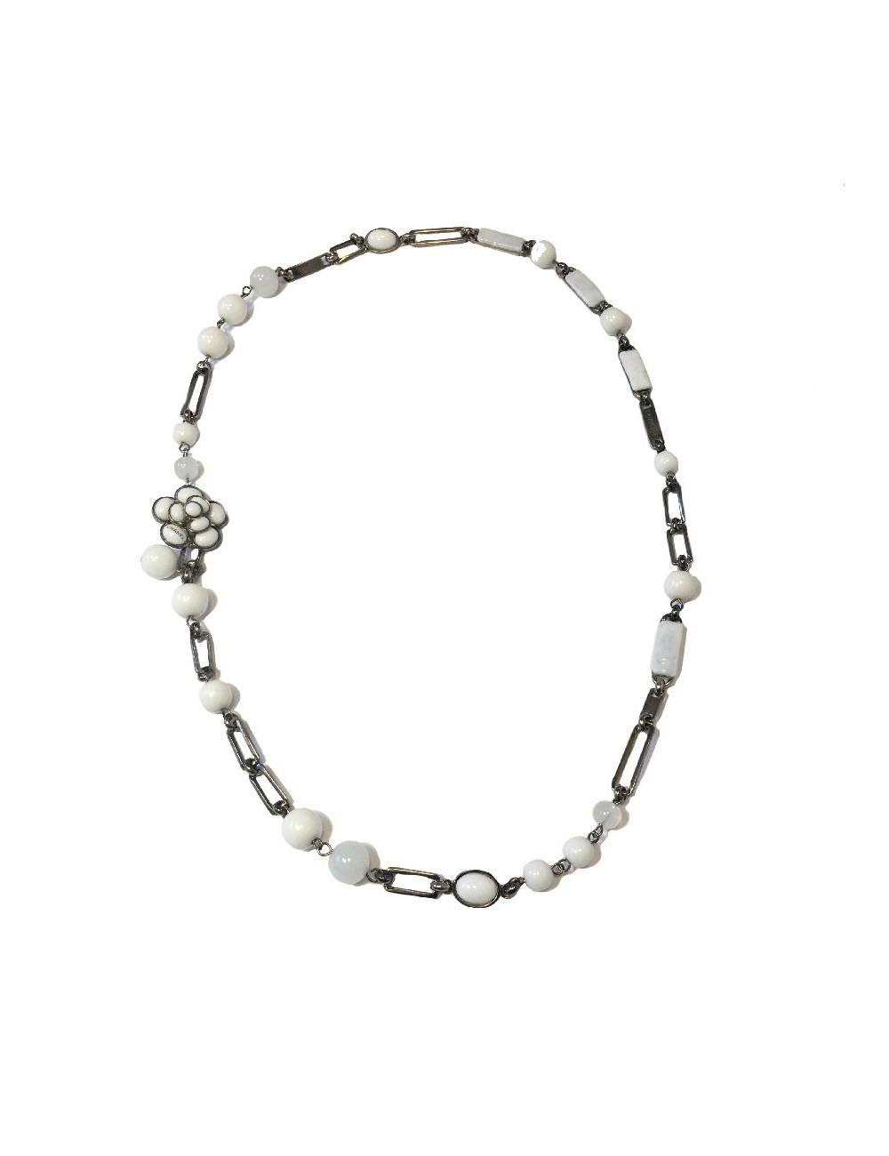 Ceinture sautoir CHANEL en pâte de verre blanche et transparente, et métal argenté