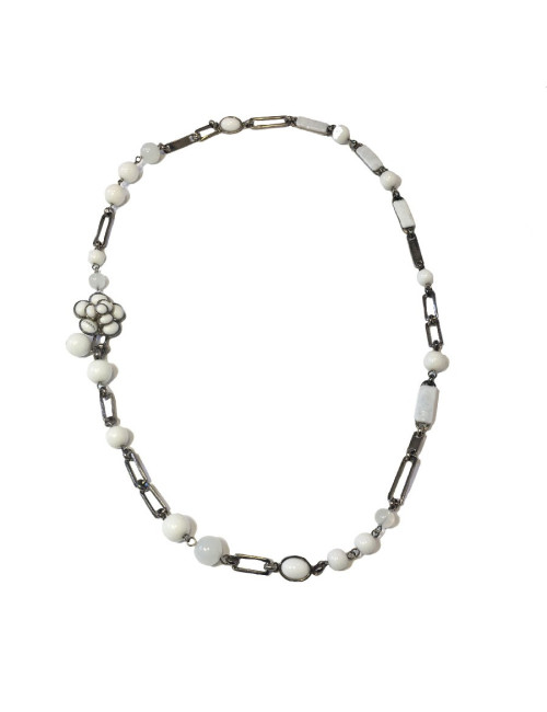 Ceinture sautoir CHANEL en pâte de verre blanche et transparente, et métal argenté