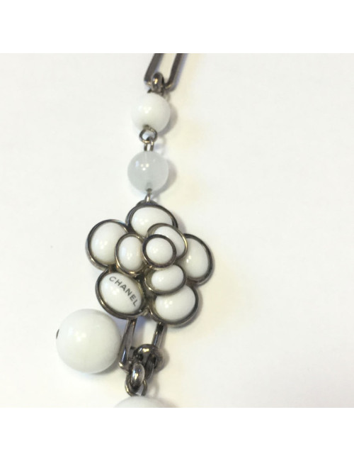 Ceinture sautoir CHANEL en pâte de verre blanche et transparente, et métal argenté