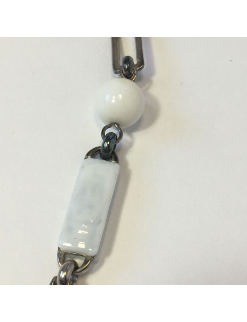 Ceinture sautoir CHANEL en pâte de verre blanche et transparente, et métal argenté