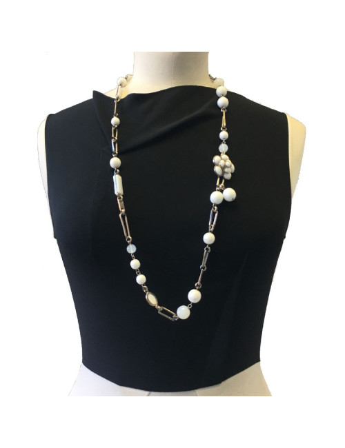 Ceinture sautoir CHANEL en pâte de verre blanche et transparente, et métal argenté