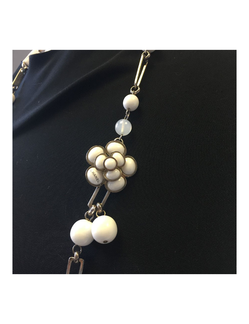 Ceinture sautoir CHANEL en pâte de verre blanche et transparente, et métal argenté