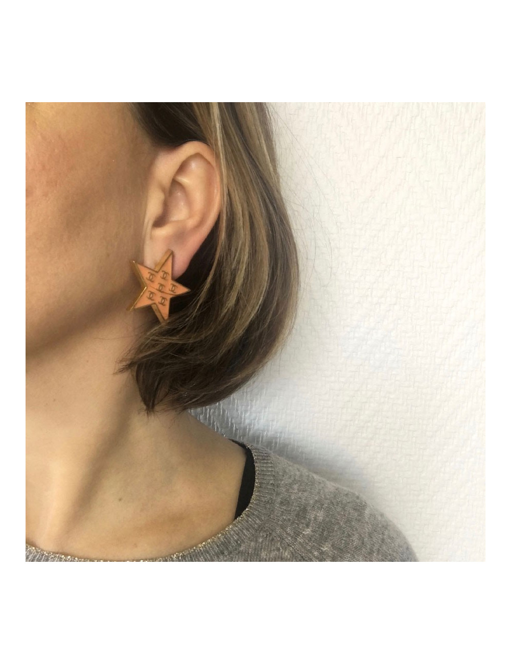 Boucles d'oreilles clips CHANEL "étoile" corail