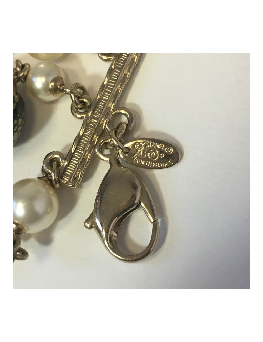 Sautoir triple rangs CHANEL perles nacrées boules noires dorées