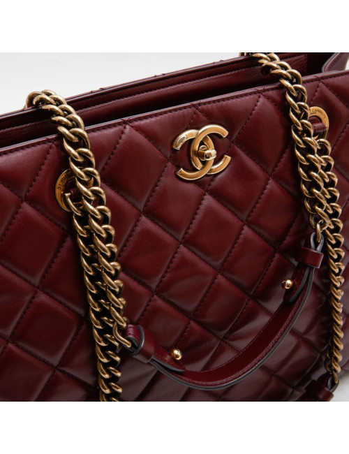 CHANEL tote bag in burgundy quilted leather