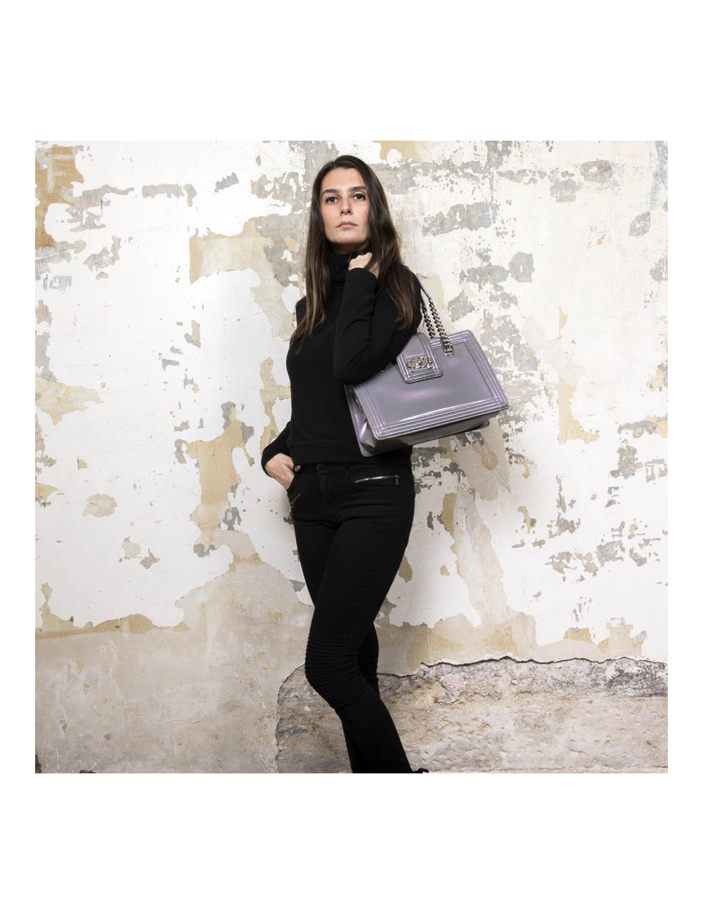 Sac "Boy" GM CHANEL cuir verni gris à reflets mauve