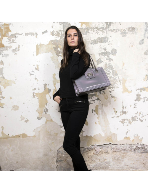 Sac "Boy" GM CHANEL cuir verni gris à reflets mauve