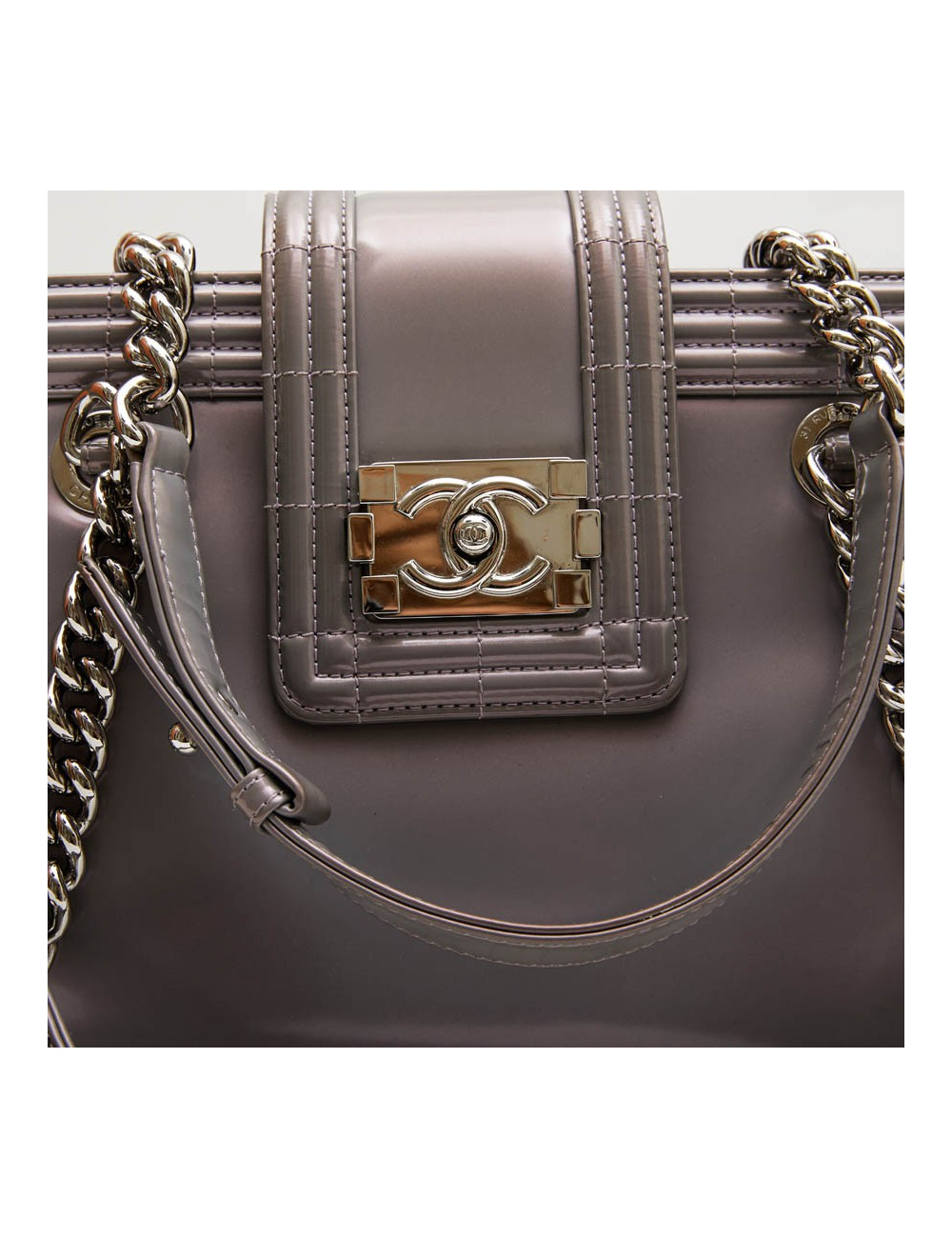Sac "Boy" GM CHANEL cuir verni gris