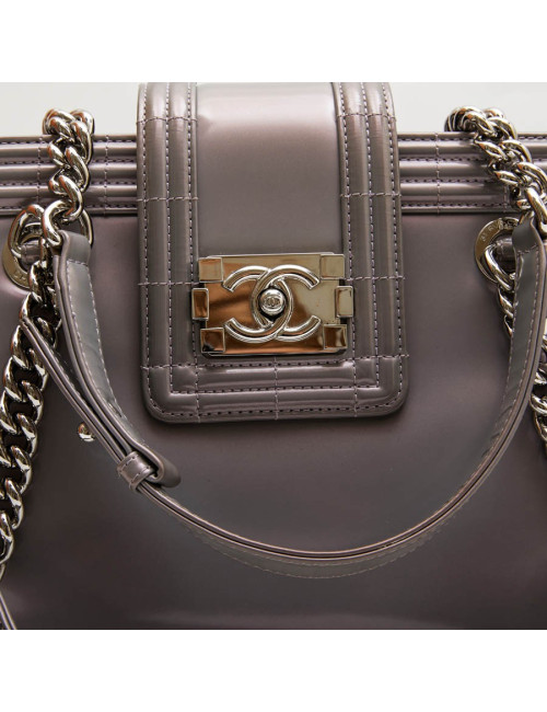 Sac "Boy" GM CHANEL cuir verni gris à reflets mauve