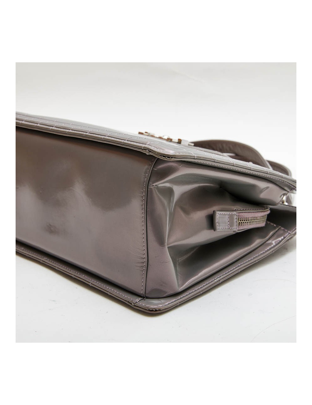 Sac "Boy" GM CHANEL cuir verni gris