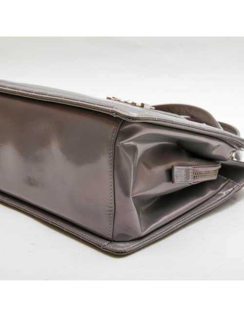 Sac "Boy" GM CHANEL cuir verni gris à reflets mauve