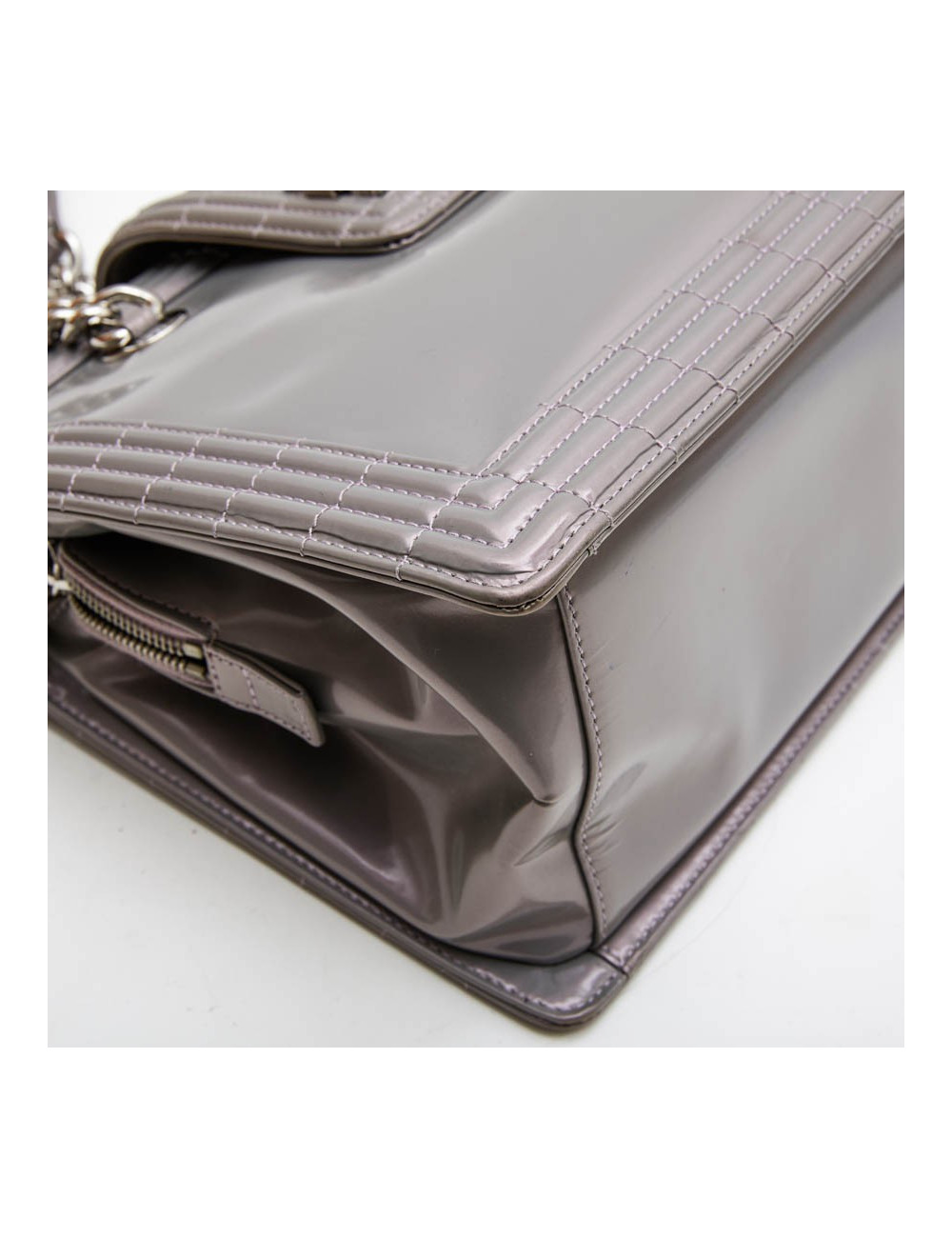 Sac "Boy" GM CHANEL cuir verni gris