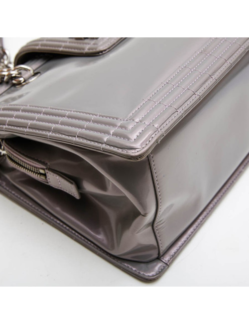 Sac "Boy" GM CHANEL cuir verni gris à reflets mauve
