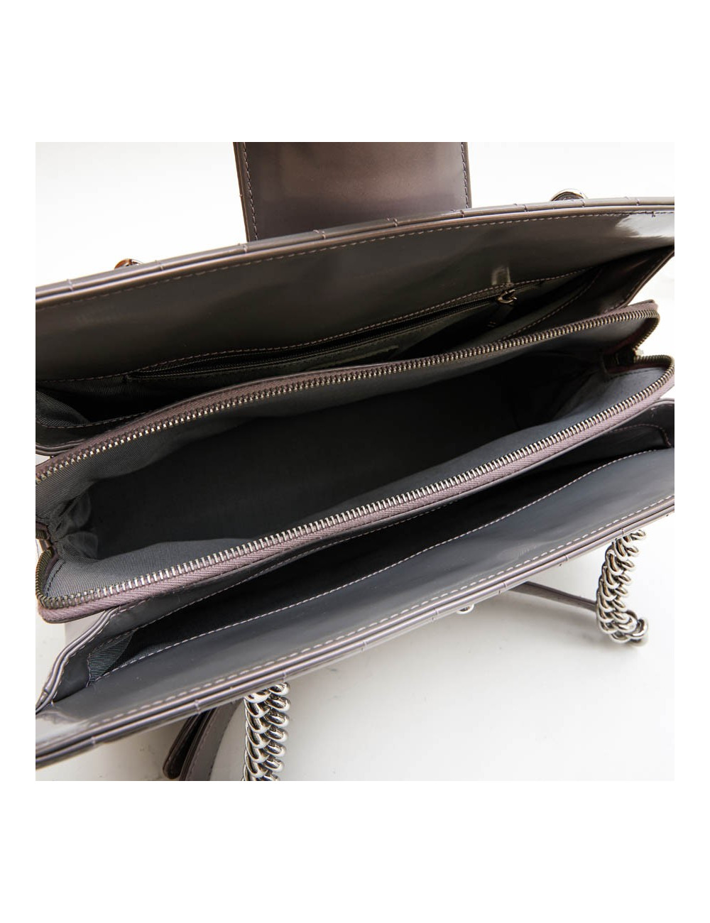 Sac "Boy" GM CHANEL cuir verni gris