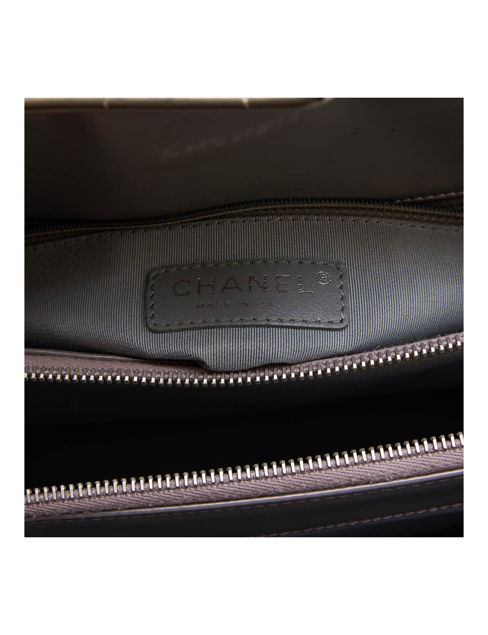 Sac "Boy" GM CHANEL cuir verni gris