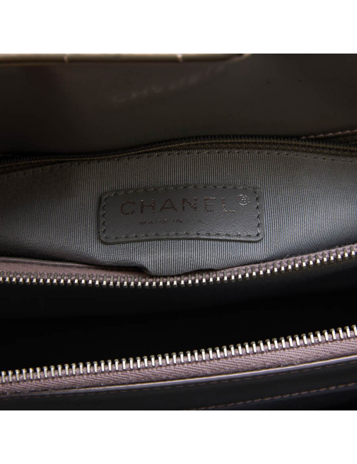 Sac "Boy" GM CHANEL cuir verni gris