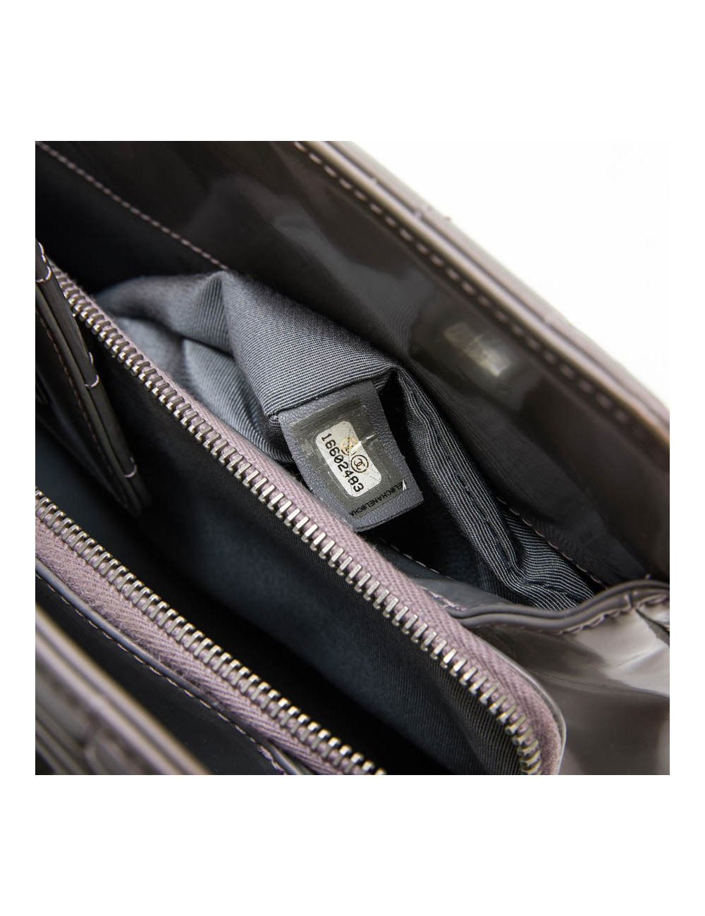 Sac "Boy" GM CHANEL cuir verni gris