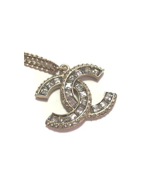 Collier CHANEL pendentif CC en strass et métal doré 
